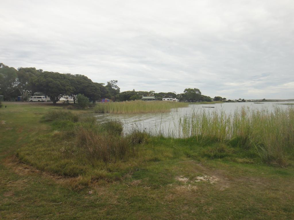 艾伯特湖大篷车公园酒店 Meningie 外观 照片
