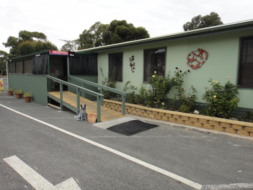 艾伯特湖大篷车公园酒店 Meningie 外观 照片