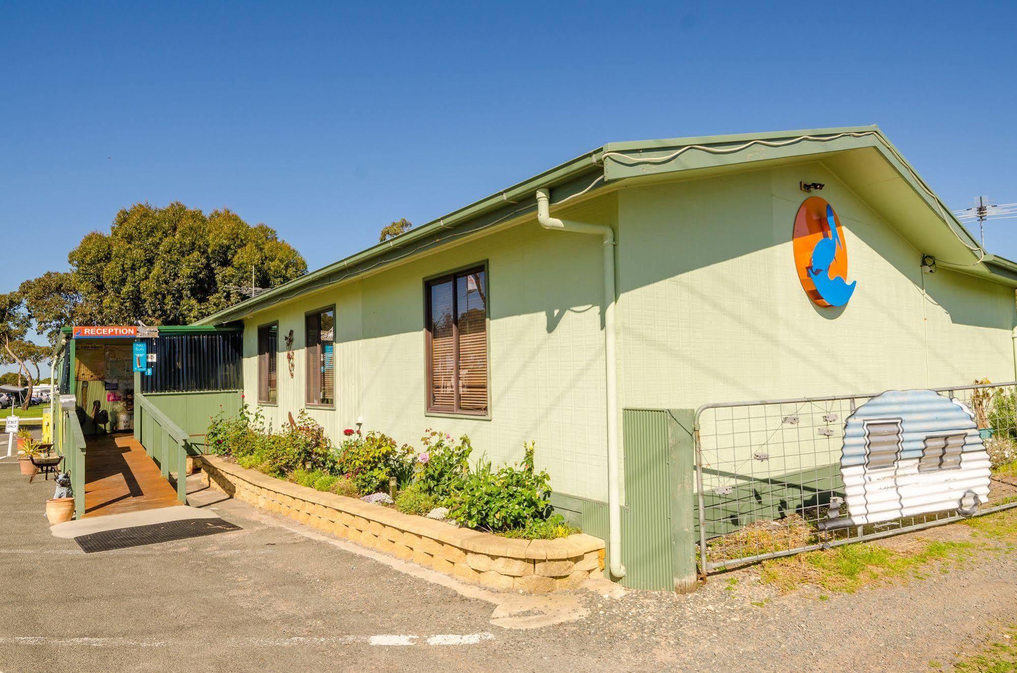 艾伯特湖大篷车公园酒店 Meningie 外观 照片