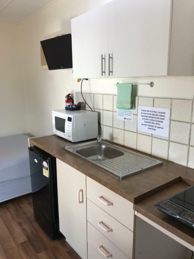 艾伯特湖大篷车公园酒店 Meningie 外观 照片
